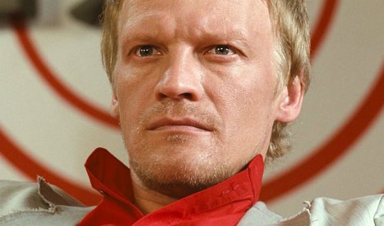 Алексей Серебряков объяснил смену гражданства усталостью от хамства Алексей Серебряков объяснил смену гражданства усталостью от хамства