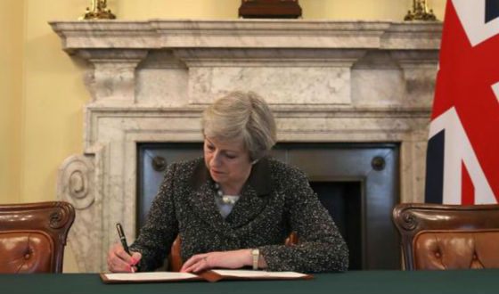 Тереза Мэй подписывает документ о начале Brexit Тереза Мэй подписывает документ о начале Brexit