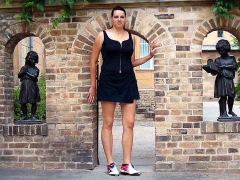 Каролина Вельц обладает не только высоким ростом, но и весьма длинными ногами Каролина Вельц обладает не только высоким ростом, но и весьма длинными ногами
