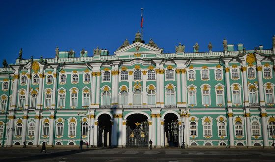 Зимний дворец - одно и самых величественных зданий в Северной столице Зимний дворец - одно и самых величественных зданий в Северной столице