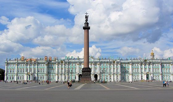 Ежегодно в Санкт-Петербург приезжают сотни тысяч туристов