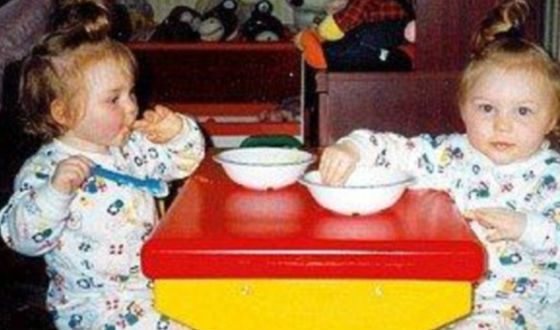 До 4-х лет девочки были обычными детьми До 4-х лет девочки были обычными детьми