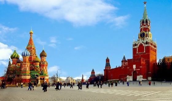 Кремль и Красная площадь являются символами России Кремль и Красная площадь являются символами России