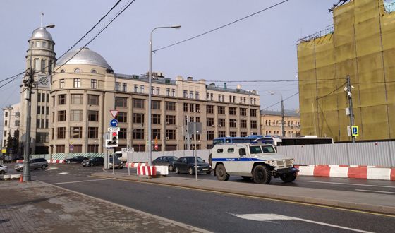 Приемную президента в Москве окружили забором