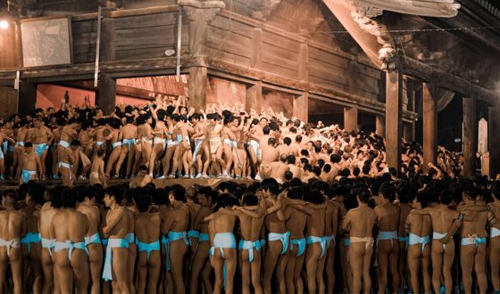 Участники Хадака-мацури носят только «фундоши» Участники Хадака-мацури носят только «фундоши»