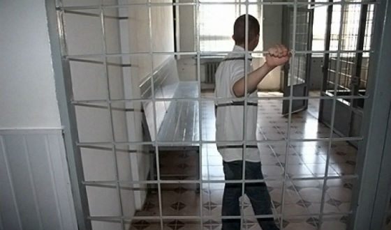 Задержанный попытался нанести себе травмы, и тогда полицейские распылили газ Задержанный попытался нанести себе травмы, и тогда полицейские распылили газ