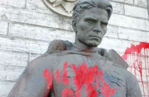 В Польше приняли закон о демонтаже коммунистических памятников по всей стране В Польше приняли закон о демонтаже коммунистических памятников по всей стране