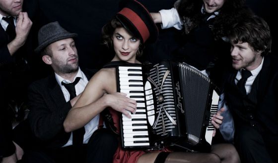 Наталия Тена с группой Molotov Jukebox Наталия Тена с группой Molotov Jukebox