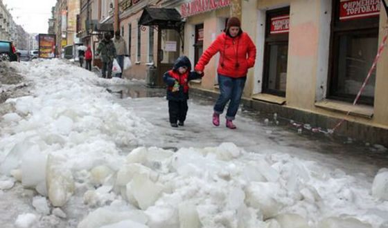  В снежную зиму 2010 года в Петербурге из-за сосуль и сугробов гибли люди