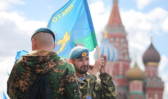 В Москве на праздновании Дня ВДВ избили корреспондента НТВ В Москве на праздновании Дня ВДВ избили корреспондента НТВ