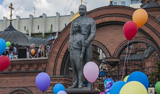 Памятник представляет собой фигуры Николая и царевича Алексея Памятник представляет собой фигуры Николая и царевича Алексея