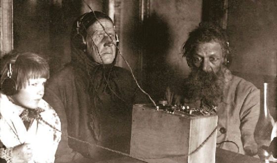 Семья крестьянина Воронова слушает радио, CCCР, 1928 год