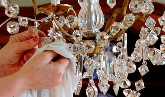 «Статусную» чешскую люстру мыть - одно мучение