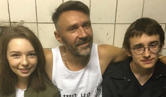 Сергей Шнуров с детьми Сергей Шнуров с детьми