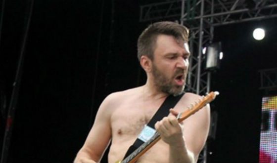 Сергей Шнуров разделся догола на концерте Сергей Шнуров разделся догола на концерте
