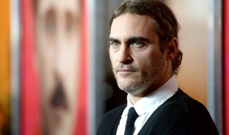 Хоакин Феникс не скрывает шрам над губой