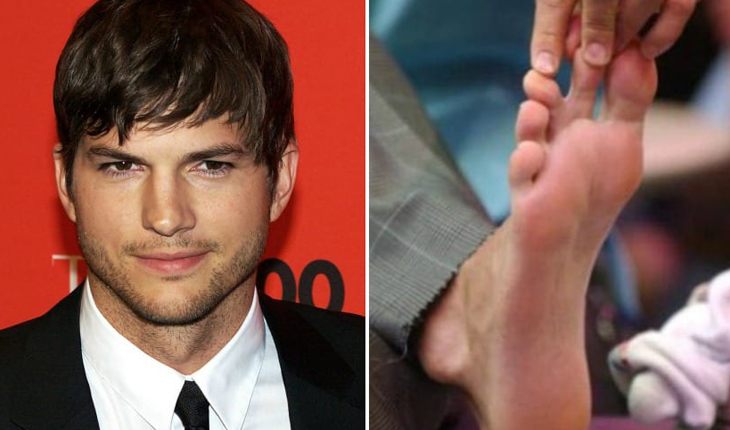 Эштон Кутчер демонстрирует свои пальцы