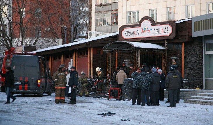 Причиной возгорания стал фейерверк, выпущенный в потолок