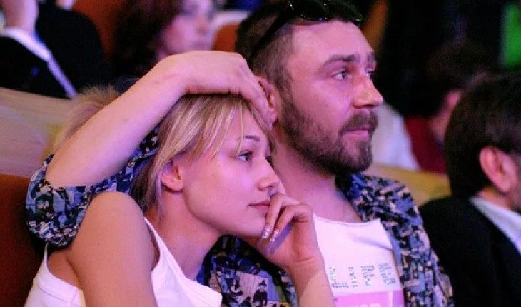 Сергей Шнуров был старше Оксаны на 14 лет Сергей Шнуров был старше Оксаны на 14 лет