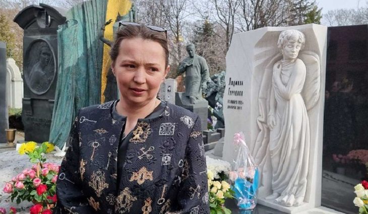 Елена Королева на могиле бабушки Людмилы Гурченко Елена Королева на могиле бабушки Людмилы Гурченко