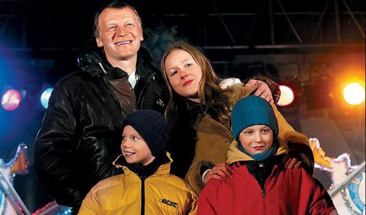 Неродные, но такие родные: 6 известных людей, которые усыновили несколько детей