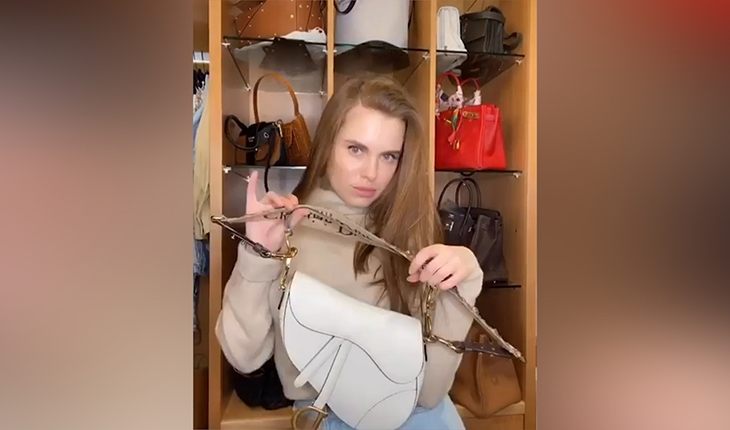 Дарья Клюкина демонстрирует свою коллекцию сумок