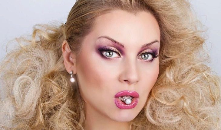 Своей фантастической прической Лена Ленина решила сразить на повал участников Каннского фестиваля