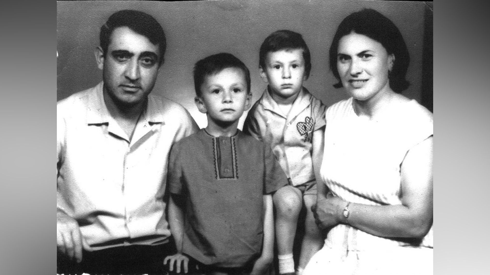 Константин Меладзе с родителями и братом