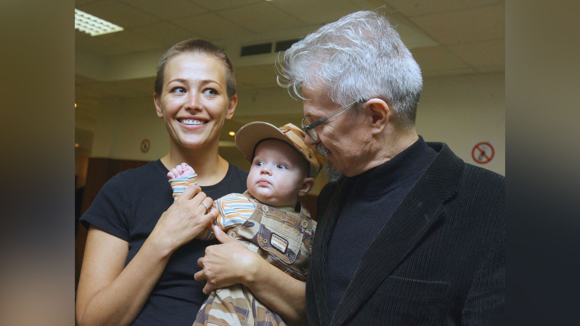 Эдуард Лимонов и Екатерина Волкова с сыном