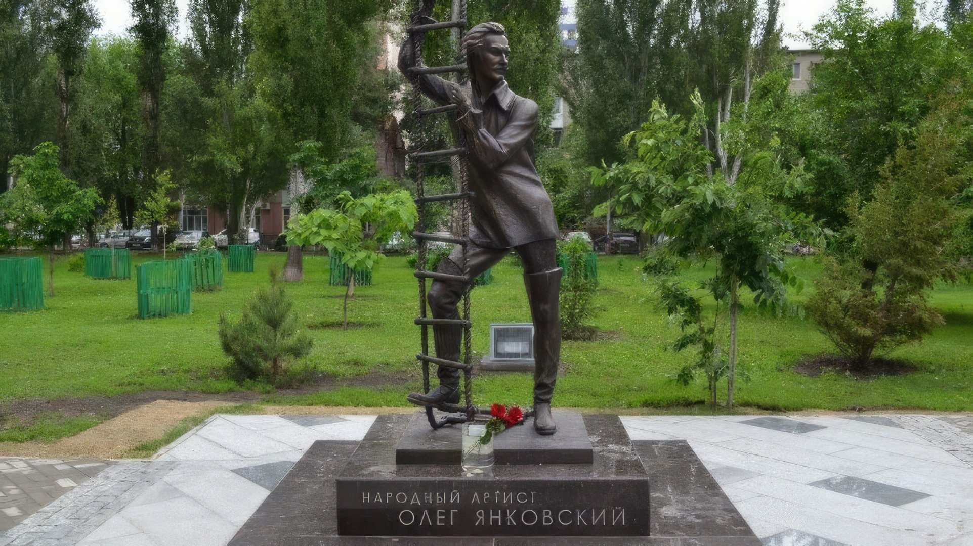 Памятник Олегу Янковскому в Саратове