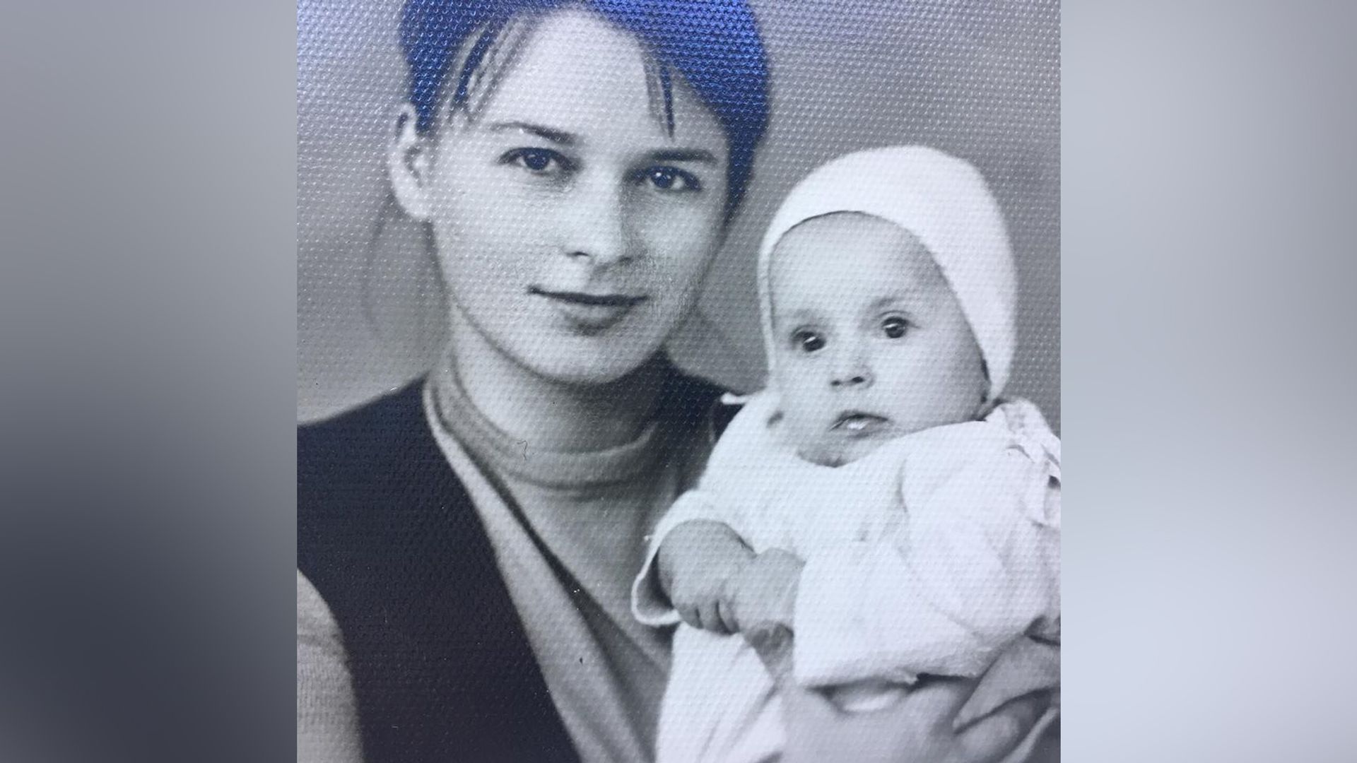 Маленькая Алёна Свиридова с мамой
