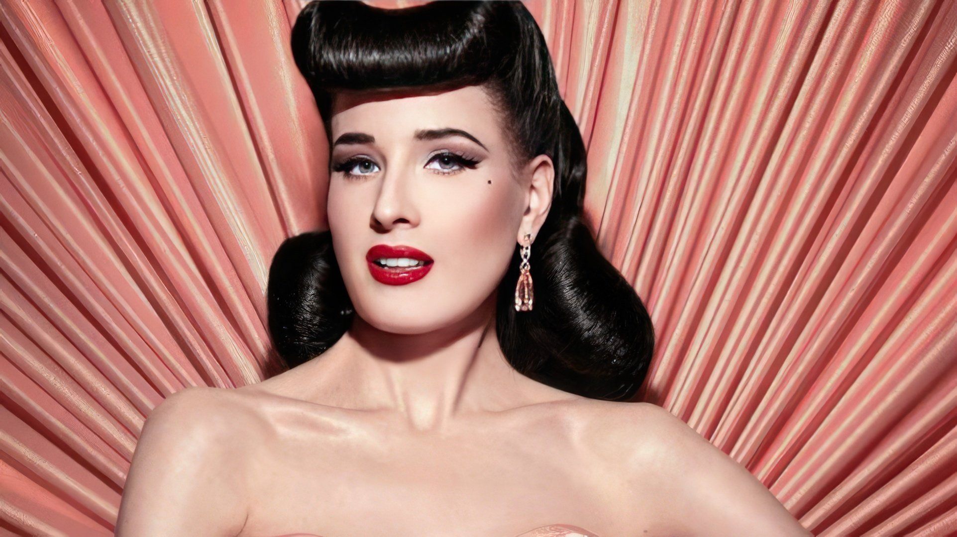 На фото: Дита фон Тиз (Dita Von Teese)