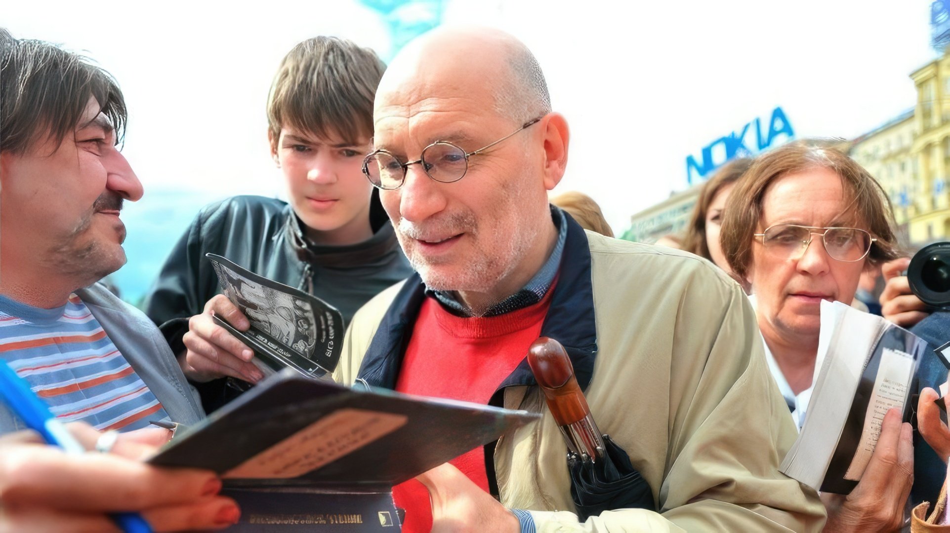 Акунин подписывает книги поклонникам