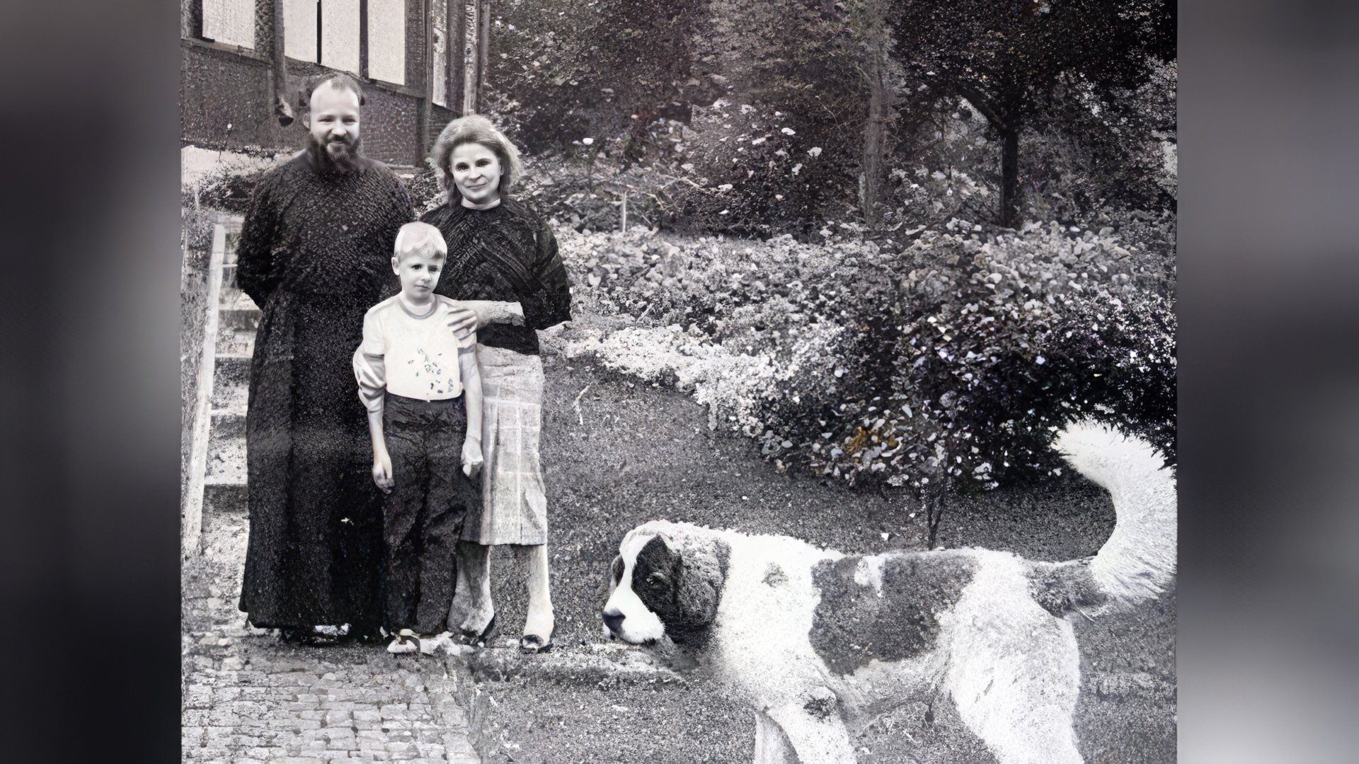 Журналисты считают, что на этом фото Владимир Гундяев сфотографирован с Лидией Леоновой и их сыном