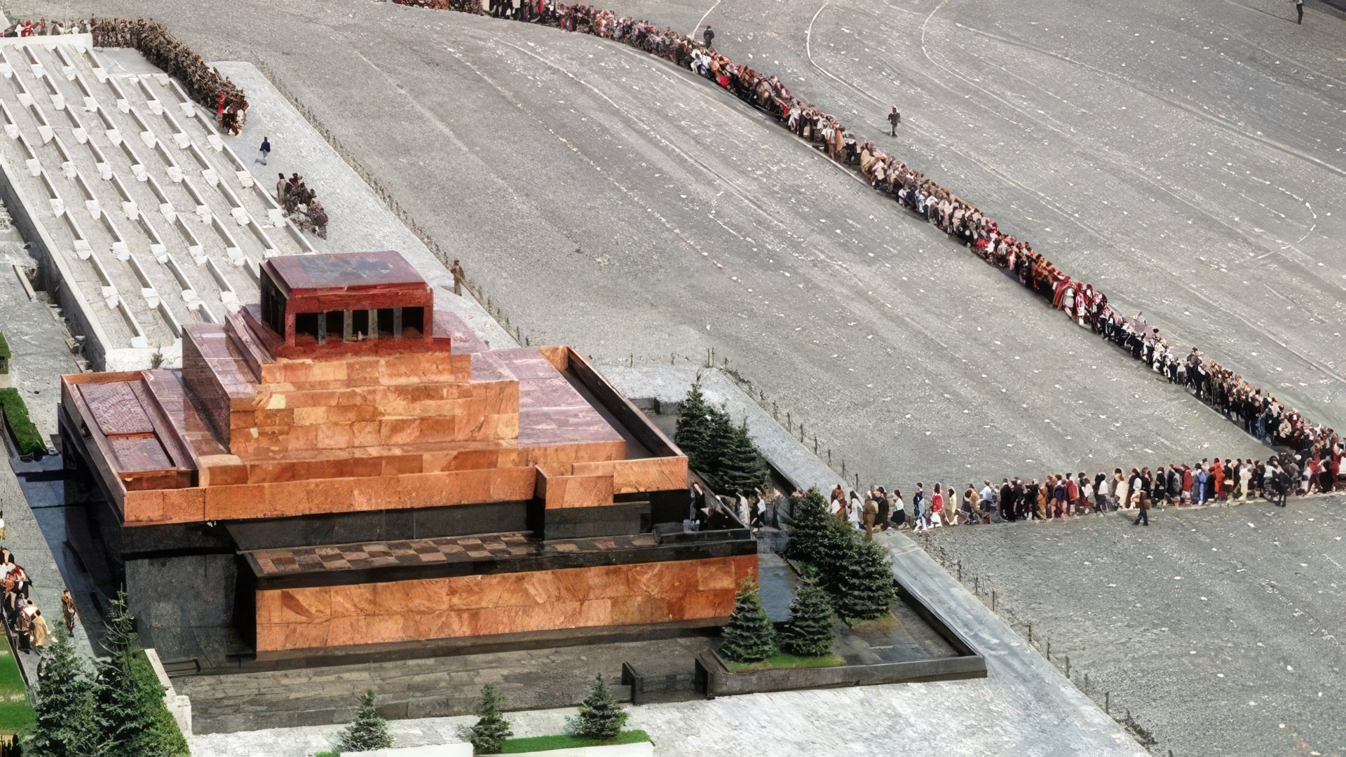 Похоронен Ленин в Мавзолее у Кремлевской стены