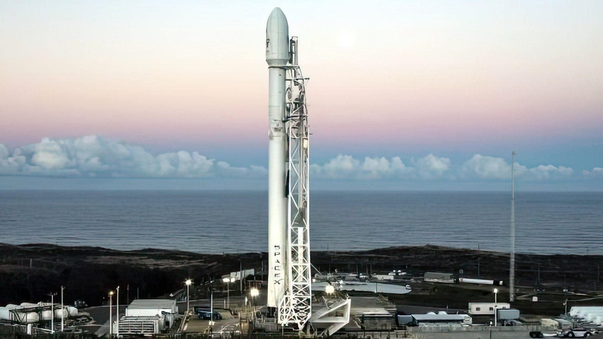 На фото: ракета-носитель Falcon-9