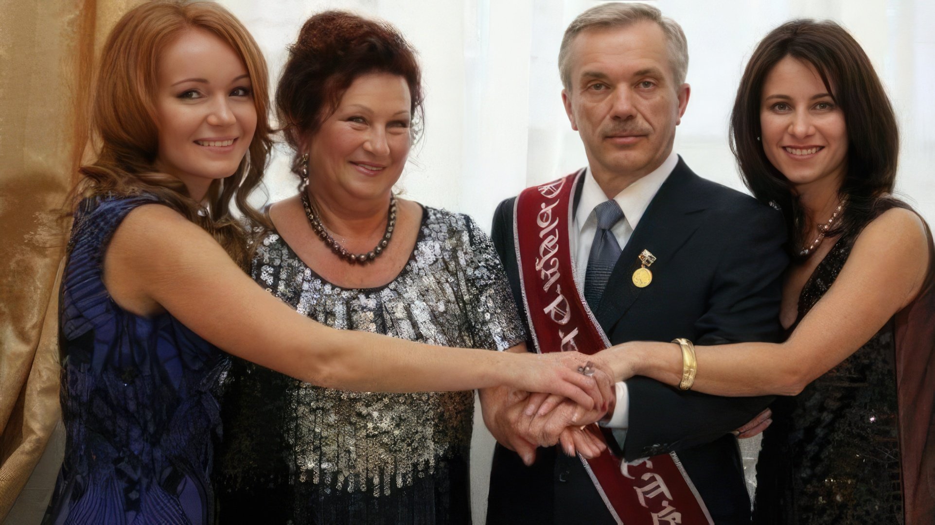 Жена и дочери Евгения Савченко