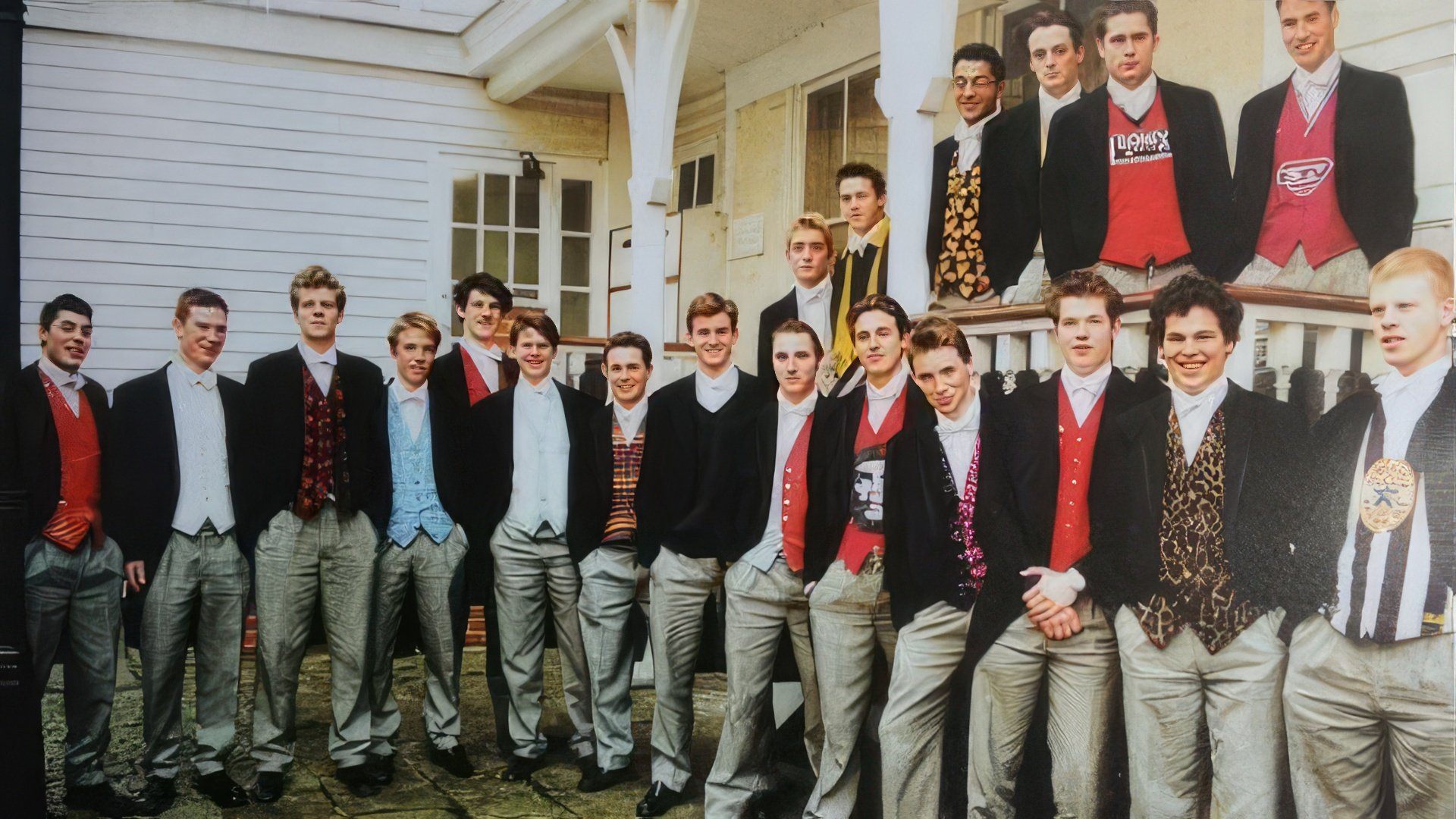 Будущий актер учился в Итонском колледже