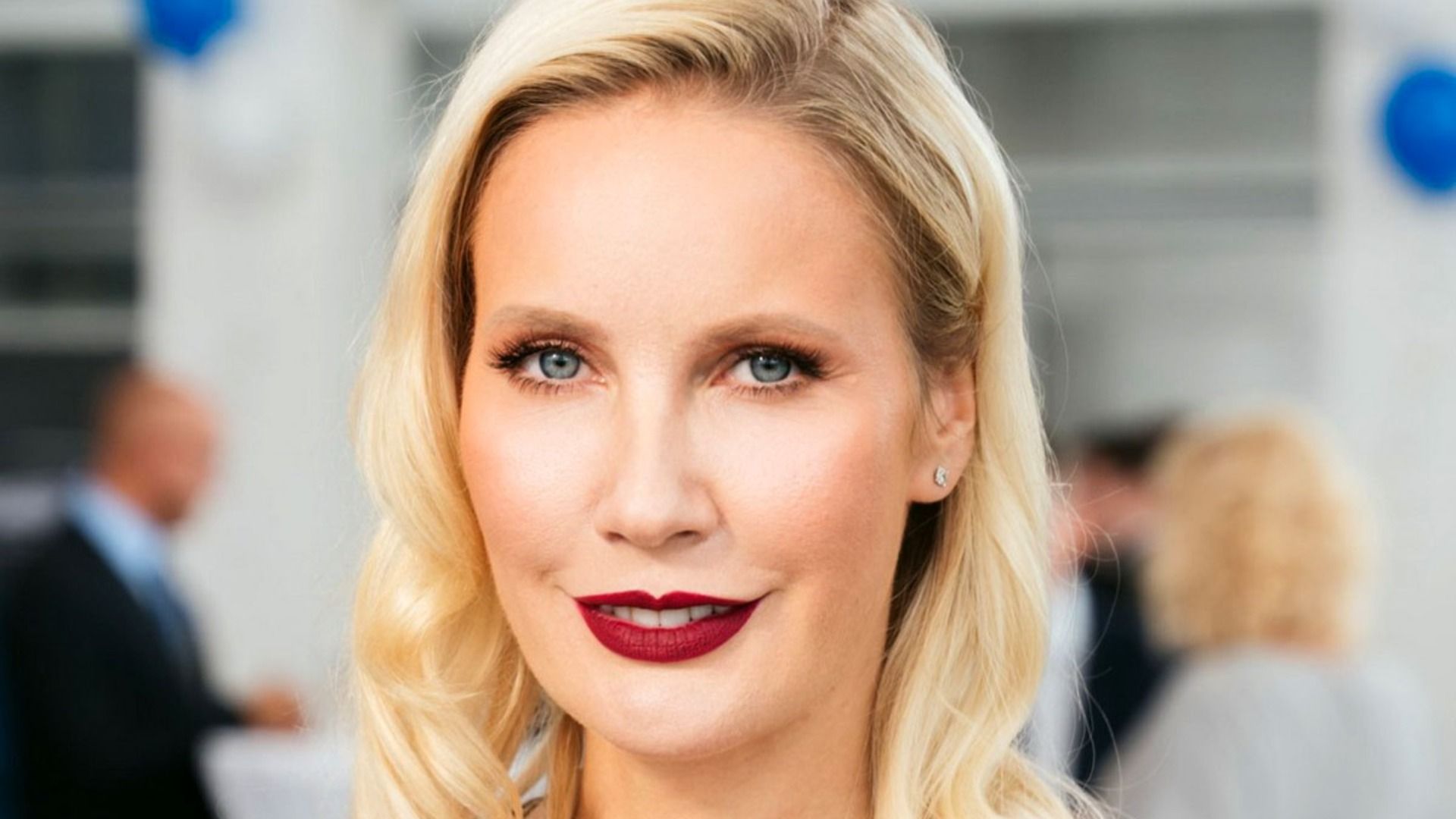 Перенесшая операцию Елена Летучая вышла на красную дорожку ММКФ на костылях