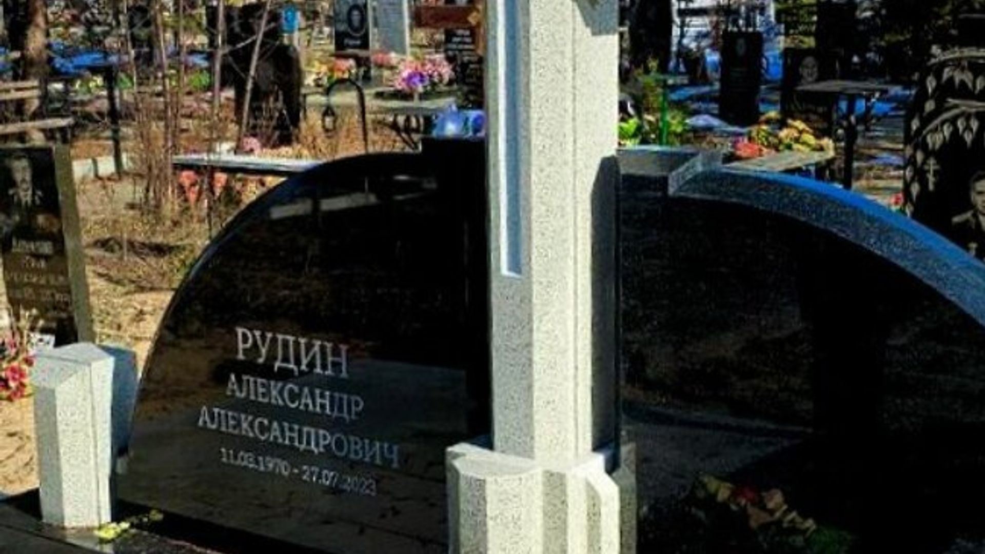 Певица Натали приготовила для себя место на могильной плите рядом с мужем