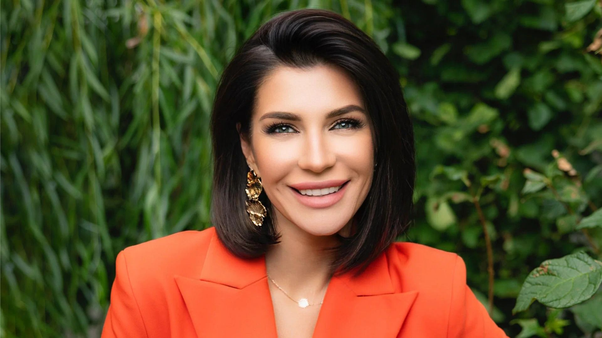 Екатерина Волкова целует собак на кадрах с празднования дня рождения домашних питомцев