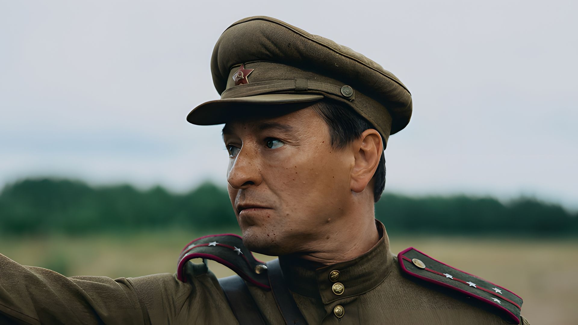 Сергей Безруков, лицо крупным планом в профиль, в головном уборе совевтской армии эпохи второй мировой