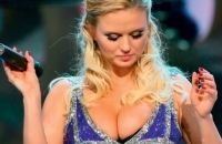 48-летняя актриса пришла на маникюр топлес