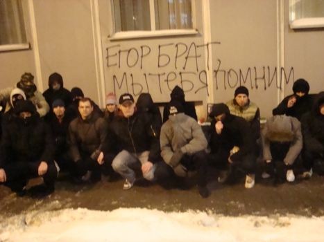 Петербургские болельщики устроили акцию в память об убитом фанате "Спартака" (фото)