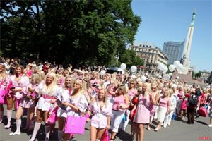 Знаменитый парад латвийских блондинок в 2012 году проводиться не будет Знаменитый парад латвийских блондинок в 2012 году проводиться не будет