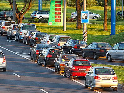 Очередь за бензином с каждым днем увеличивается Очередь за бензином с каждым днем увеличивается