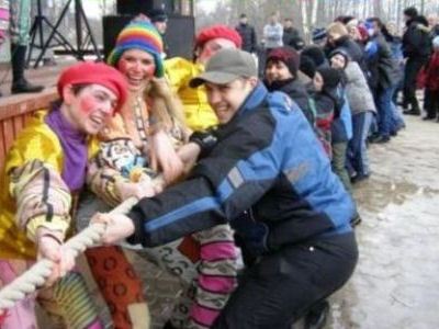 Народные гуляния в Петербурге проходят широко и весело Народные гуляния в Петербурге проходят широко и весело