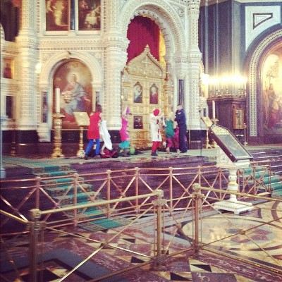 Феминистки пели до тех пор, пока их не вывела охрана Феминистки пели до тех пор, пока их не вывела охрана