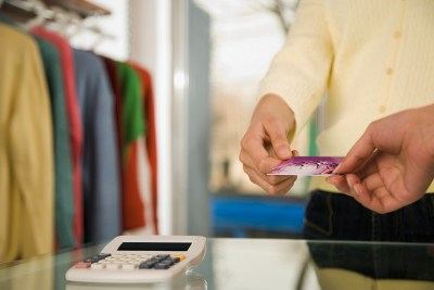 Расчет по пластиковой карте в магазине - дело привычное Расчет по пластиковой карте в магазине - дело привычное