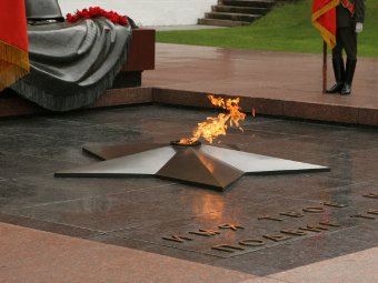 Вечный огонь в Александровском саду Москвы Вечный огонь в Александровском саду Москвы